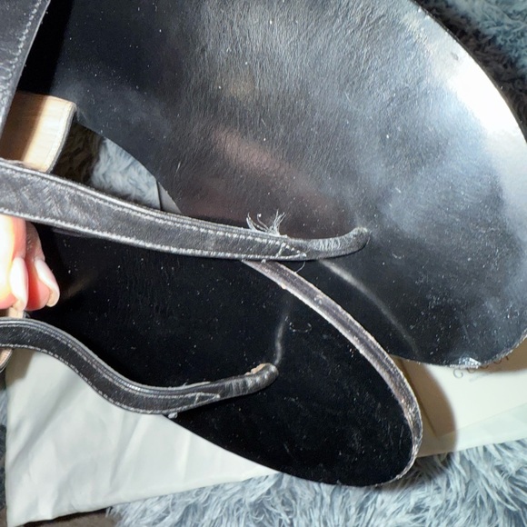 Gucci Black Leather Sandals with Gold Emblem - Picture 5 of 16